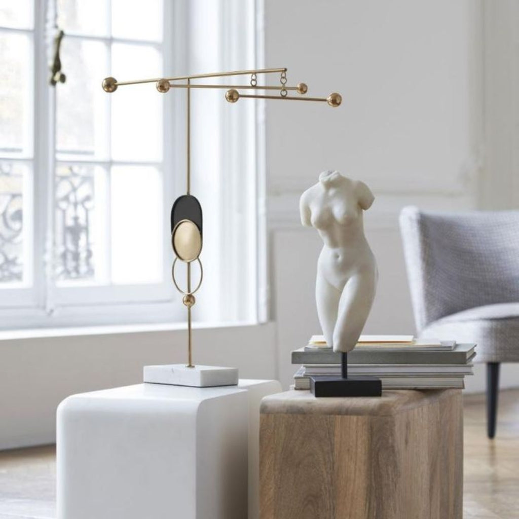 Sublimez votre intérieur avec nos accessoires de décoration haut de gamme : vases, sculptures, plateaux, objets design.