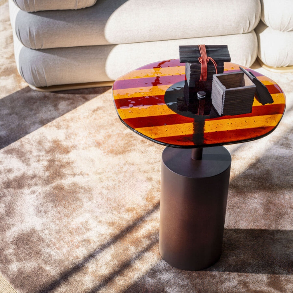 Tables basses et d’appoint exclusives au design contemporain. Matériaux nobles : marbre, métal, bois massif.